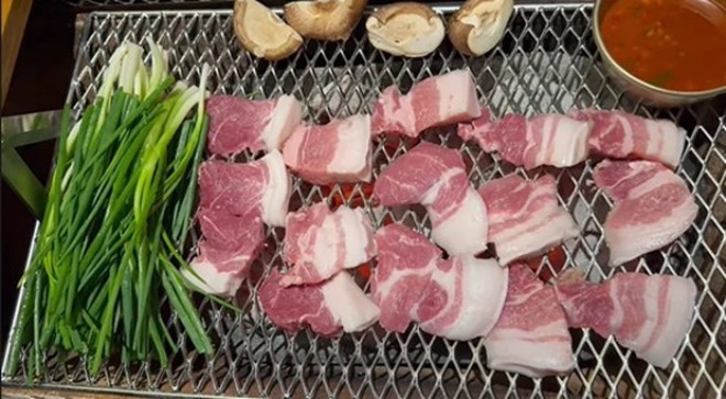 Son Ye Jin - Hyun Bin rủ nhau đi ăn thịt nướng.