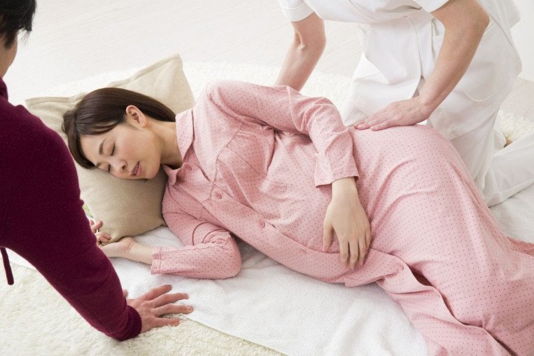 Để giảm đau trong và sau đẻ, nhiều mẹ bầu khi vượt cạn quyết định gây tê ngoài màng cứng. (Ảnh minh họa)