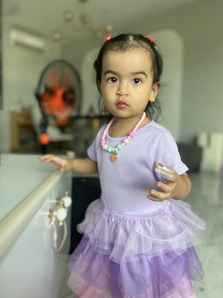 Ngoại hình lai Việt - Ấn của nhóc tì thành tâm điểm chú ý.