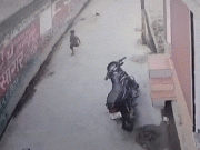 Clip Eva - Clip: Bị đàn chó hoang truy đuổi, bé trai tăng tốc bỏ chạy và cái kết