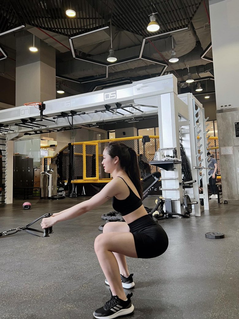 View - Cặp chị em từng lên báo Trung nay diện bikini đôi khoe da bạch tuyết, dáng cong mãng xà