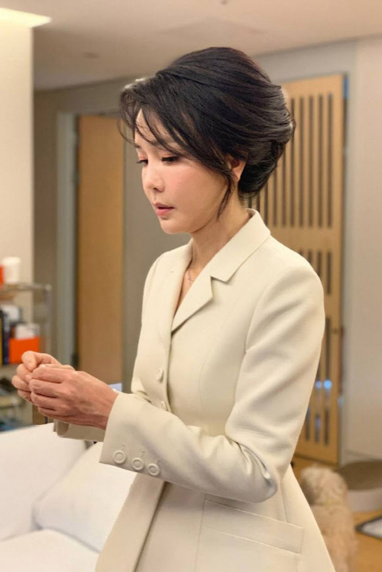 View - Đệ nhất phu nhân Hàn Quốc thay đồ liên tục như người mẫu, lấn át hào quang chồng, nay bị soi mặc lại đồ cũ