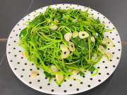 Bếp Eva - Lá này giá 40.000 đồng/kg, mọc đầy vườn vừa để ăn vừa làm thuốc, rất bổ dưỡng không phải ai cũng biết