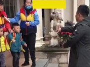 Làm mẹ - Bố đến trường đón con tan học nhưng bị cô giáo từ chối, nhìn phản ứng của cậu con trai mới bất ngờ