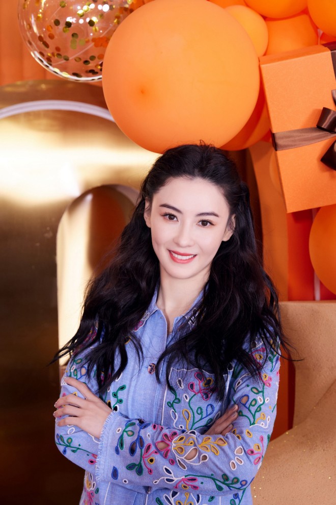 View - Trương Bá Chi - Bố của con trai út tác động vật lý, mẹ 3 con gương mặt thương tích nhưng cố giấu?