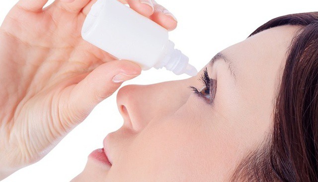 Nên dùng nước nhỏ mắt để dưỡng mắt.