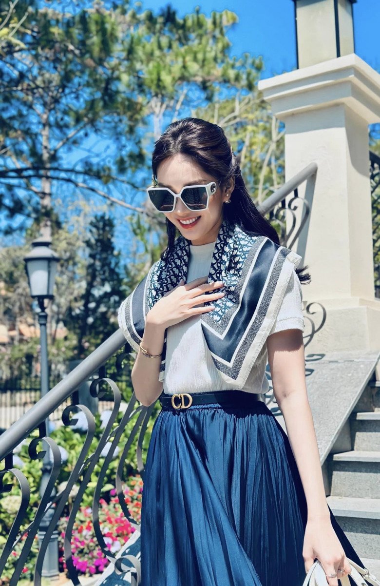 View - Mặc áo vặn vẹo dạo phố Seoul, Hoa hậu Đặng Thu Thảo làm nở mày nở mặt phong cách phụ nữ Việt