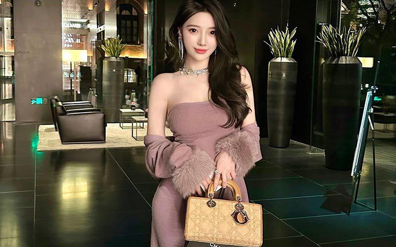 Mỹ nhân sinh năm 1995 tự tin xuống phố cùng những món đồ hiệu xa hoa như Dior, Chanel, Hermes, Gucci... 
