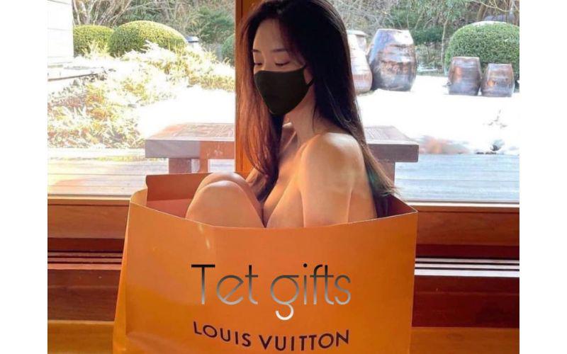 Trong một bức ảnh chụp ngồi trong túi shopping, thềm ngực lụa là cùng làn da trắng sáng của Tammy tạo nên khung cảnh đẹp như tranh mà không phô phang quá nhiều.
