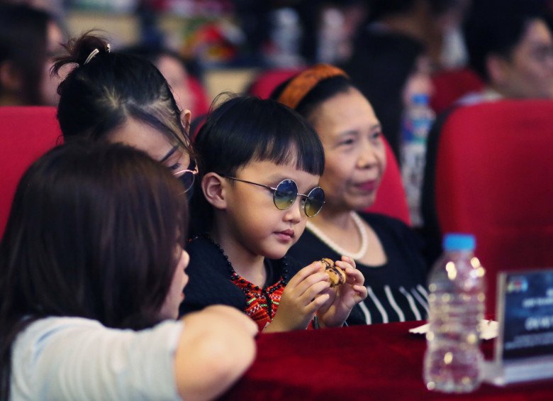 View - Xệ Xệ - Em Bé Chất ngồi chễm chệ trên ghế nóng Rap Việt, hút gần 300.000 lượt theo dõi