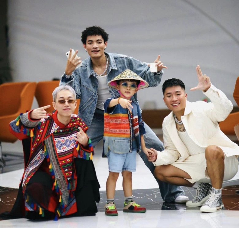 View - Xệ Xệ - Em Bé Chất ngồi chễm chệ trên ghế nóng Rap Việt, hút gần 300.000 lượt theo dõi