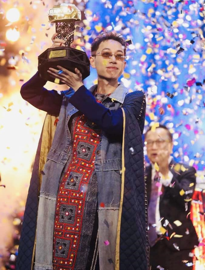 View - Xệ Xệ - Em Bé Chất ngồi chễm chệ trên ghế nóng Rap Việt, hút gần 300.000 lượt theo dõi