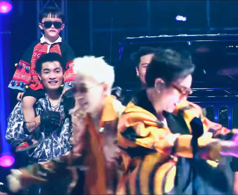 View - Xệ Xệ - Em Bé Chất ngồi chễm chệ trên ghế nóng Rap Việt, hút gần 300.000 lượt theo dõi