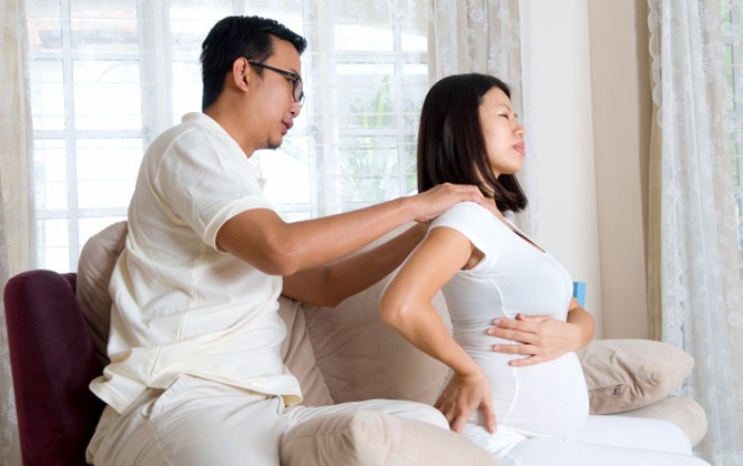 Không muốn vợ bầu lo lắng nên anh không dám chia sẻ, vẫn đi làm bình thường. (Ảnh minh họa)