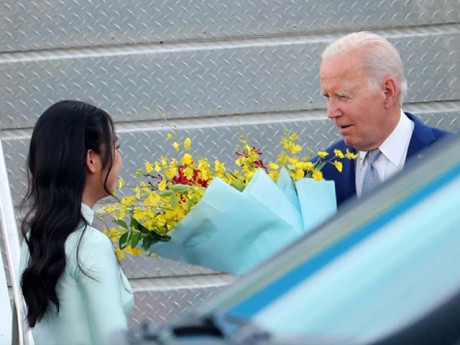 Chân dung nữ sinh ở Hà Nội vinh dự được tặng hoa cho Tổng thống Mỹ Joe Biden ở sân bay