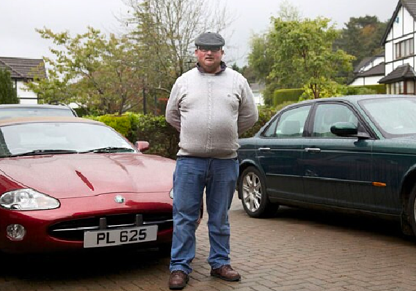 Peter bên 2 con xe hạng sang của mình.
