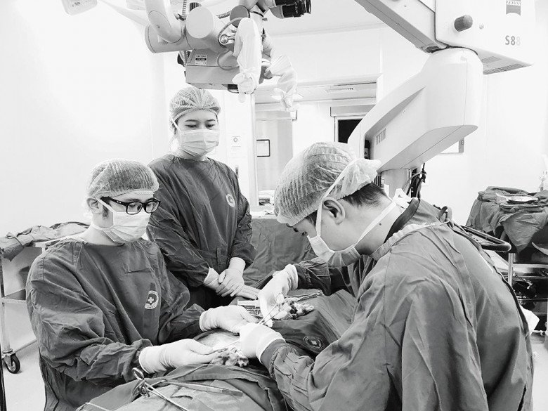 Bác sĩ CKI. Kiều Đức Tỵ đang mổ cho một bệnh nhân. (Ảnh: NVCC)