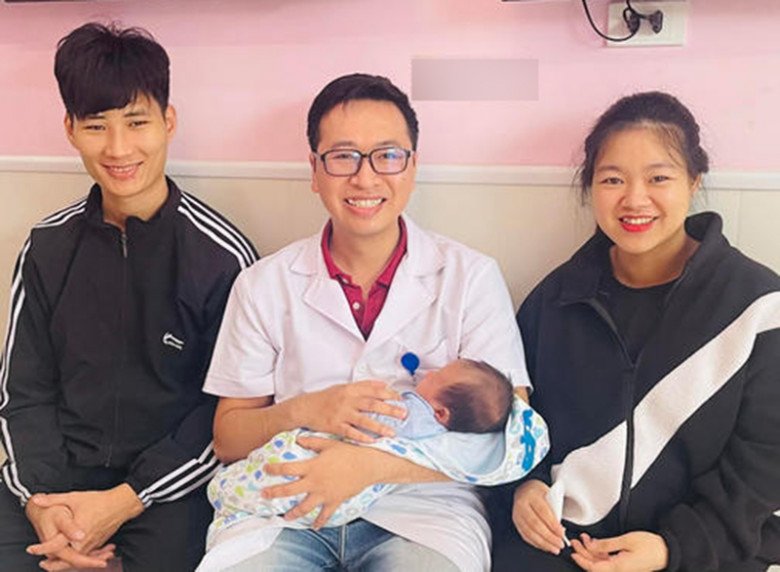 Bác sĩ CKI Nguyễn Trọng Hùng bên cặp vợ chồng hiếm muộn nay đã có con. (Ảnh: BSCC)