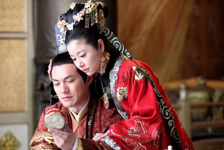 Hoàng đế lo sợ nếu để phi tần trực tiếp chăm con sẽ khiến mẹ con quá gắn kết, lợi dụng quyền lực nhà mẹ để tranh giành ngai vàng. (Ảnh minh họa)