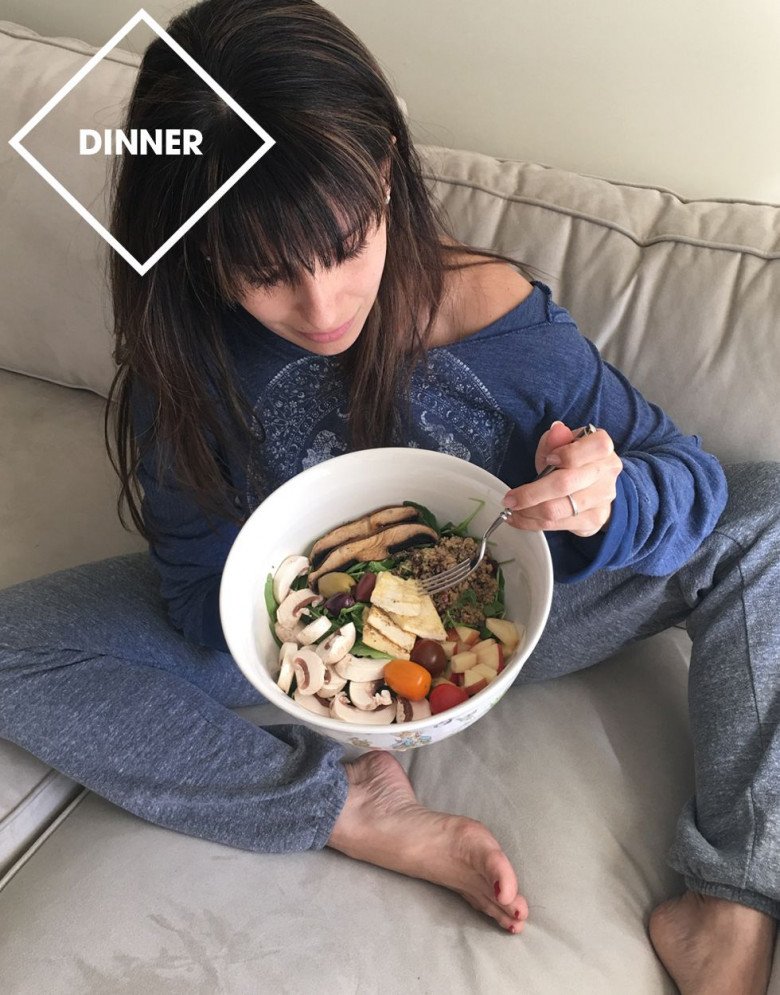 Bữa tối của cô nhẹ nhàng nhưng vẫn đủ chất.