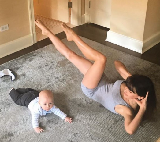 Người mẹ luyện tập bất cứ khi nào và bất cứ nơi đâu.