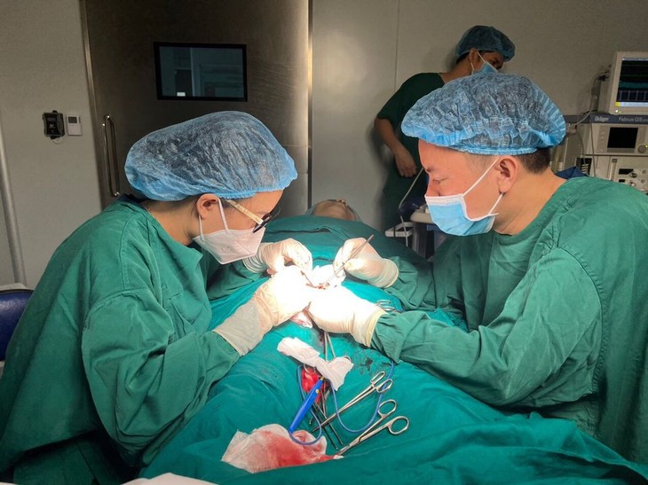 Các bác sĩ thực hiện vi phẫu thuật mổ tinh hoàn tìm tinh trùng cho anh D.
