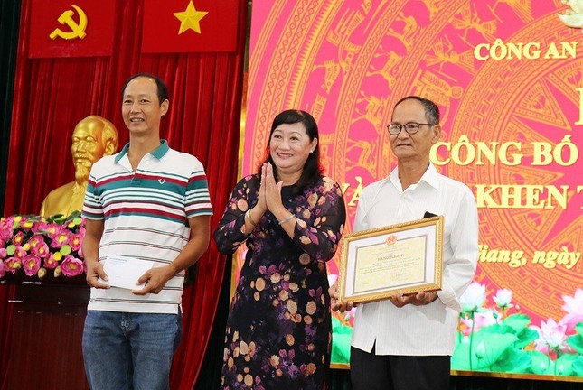 Vụ cháu bé 4 tuổi bị ném xuống sông: amp;#34;Cứu con, đừng bỏ con chú ơiamp;#34; - 2