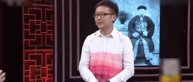 Chàng trai đưa chiếc mũ của cụ nội tới chương trình thẩm định