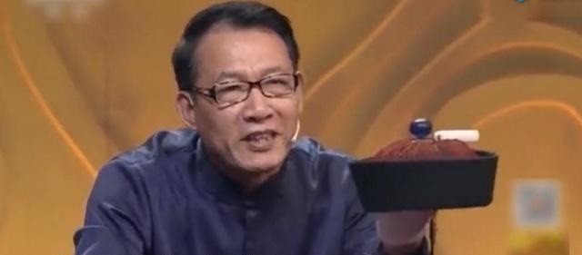 Chuyên gia khuyên chàng trai nên giữ chiếc mũ cẩn thận 