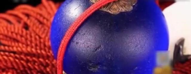 Viên đá đính trên chiếc mũ phát sáng, trong suốt