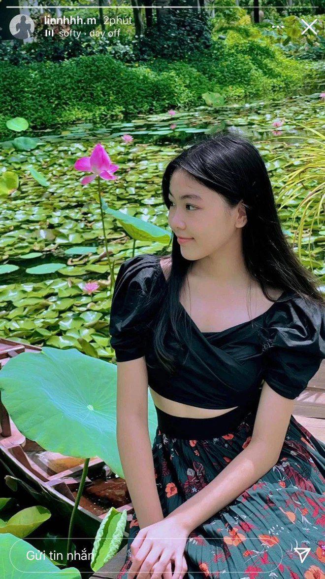 View - Con gái MC Quyền Linh đi sự kiện với bố mẹ váy đầm kín chân, đi chơi lột xác làm cả cõi mạng trầm trồ