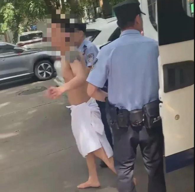 Hình ảnh của Mưu Quân khi bị cảnh sát bắt