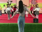 Làm mẹ - Cô giáo chăm trẻ quá khéo phụ huynh nào cũng quý, biết danh tính thật sự của cô, mẹ sợ hãi toát mồ hôi