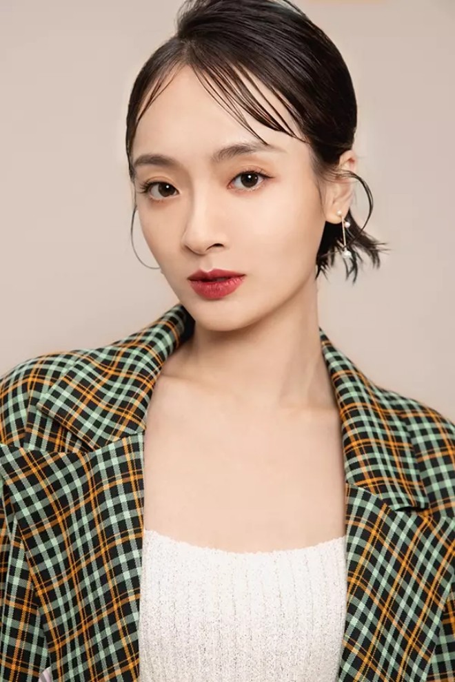 View - Tôn Y - Mỹ nữ tai tiếng showbiz: Bắt cá nhiều tay, khai gian tuổi, cặp thầy giáo, diện mạo giờ lạ