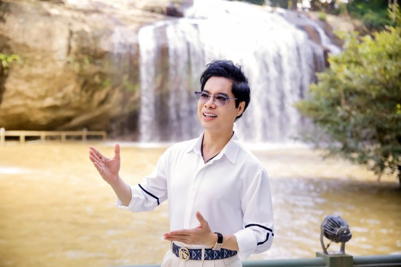 View - Ngọc Sơn hát giữa cảnh sắc thơ mộng, say đắm lòng người của Đà Lạt