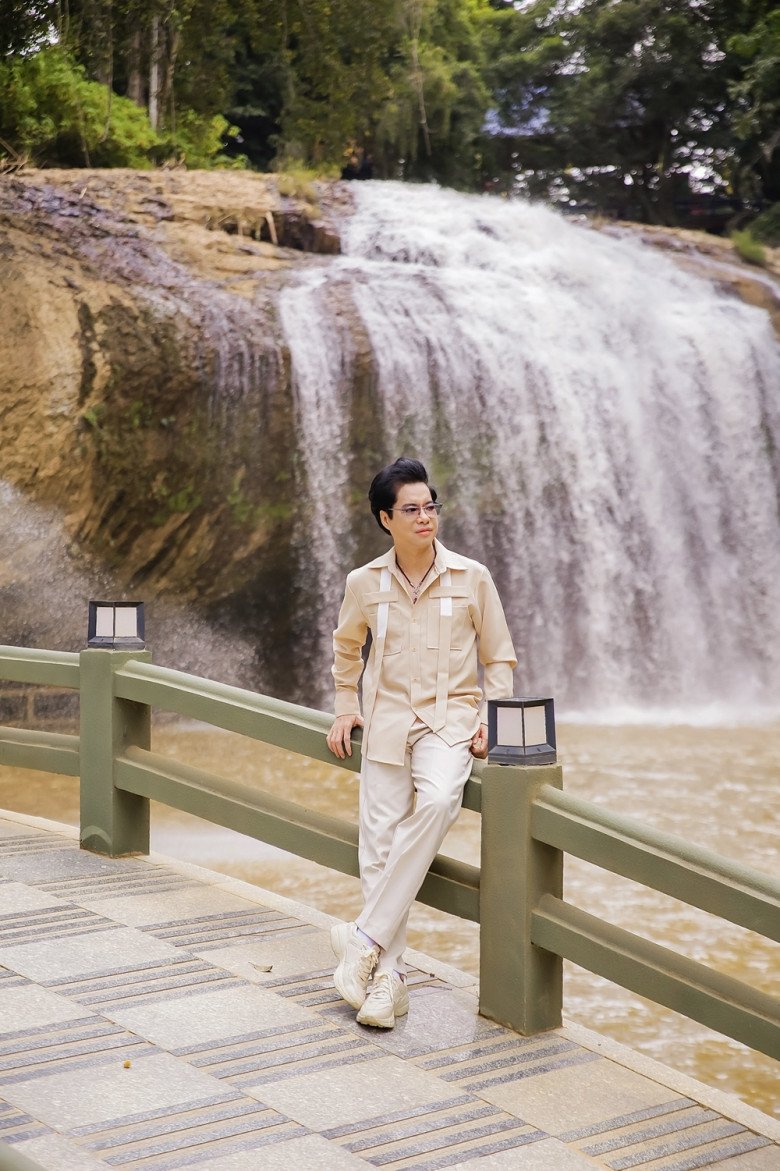 View - Ngọc Sơn hát giữa cảnh sắc thơ mộng, say đắm lòng người của Đà Lạt