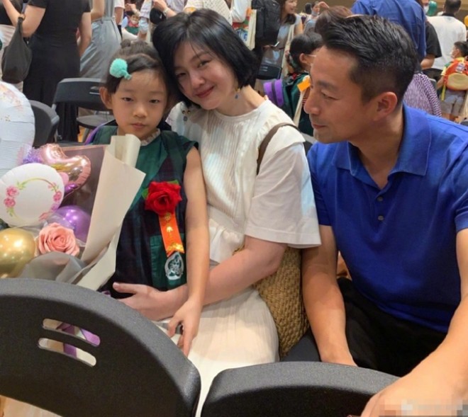Hình ảnh Từ Hy Viên quấn quýt ở bên con gái, lúc chưa ly hôn với Uông Tiểu Phi.