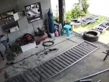 Clip: Dê sổng chuồng hung hãn đánh nhau với người đàn ông và cái kết