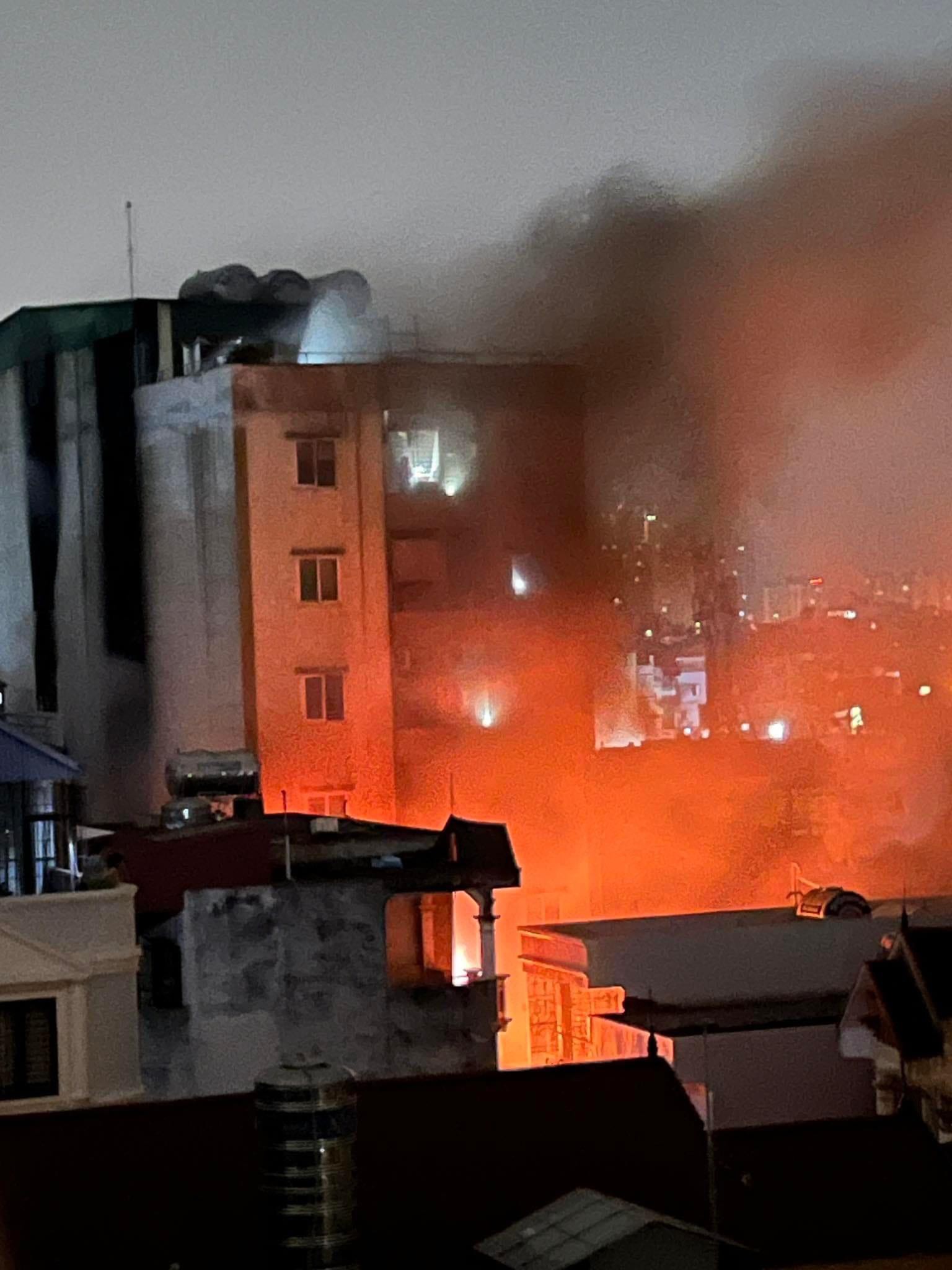 Cảnh sát trắng đêm, kiệt sức cứu người trong vụ cháy chung cư mini ở Hà Nội - 1