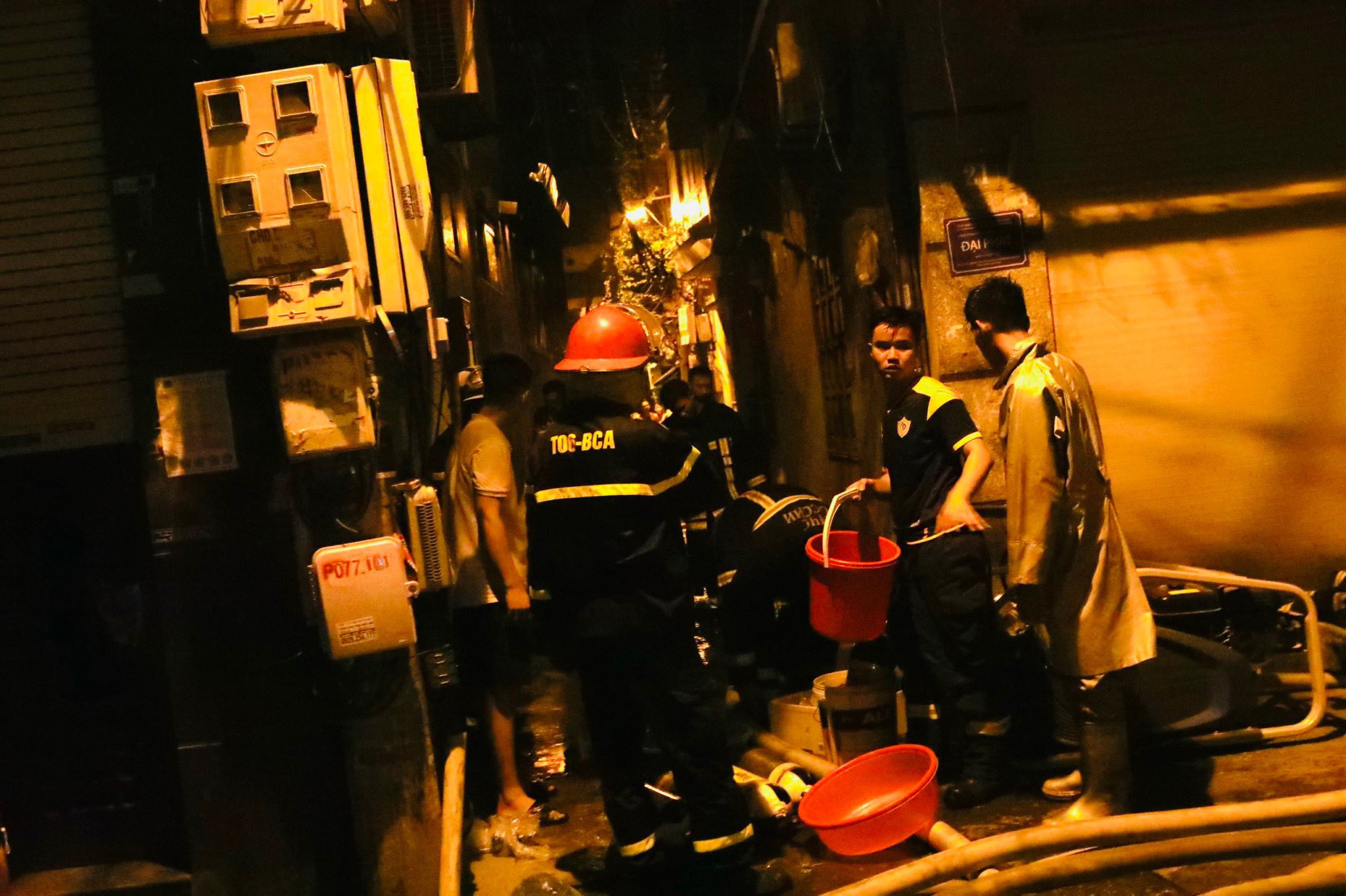 Cảnh sát trắng đêm, kiệt sức cứu người trong vụ cháy chung cư mini ở Hà Nội - 4