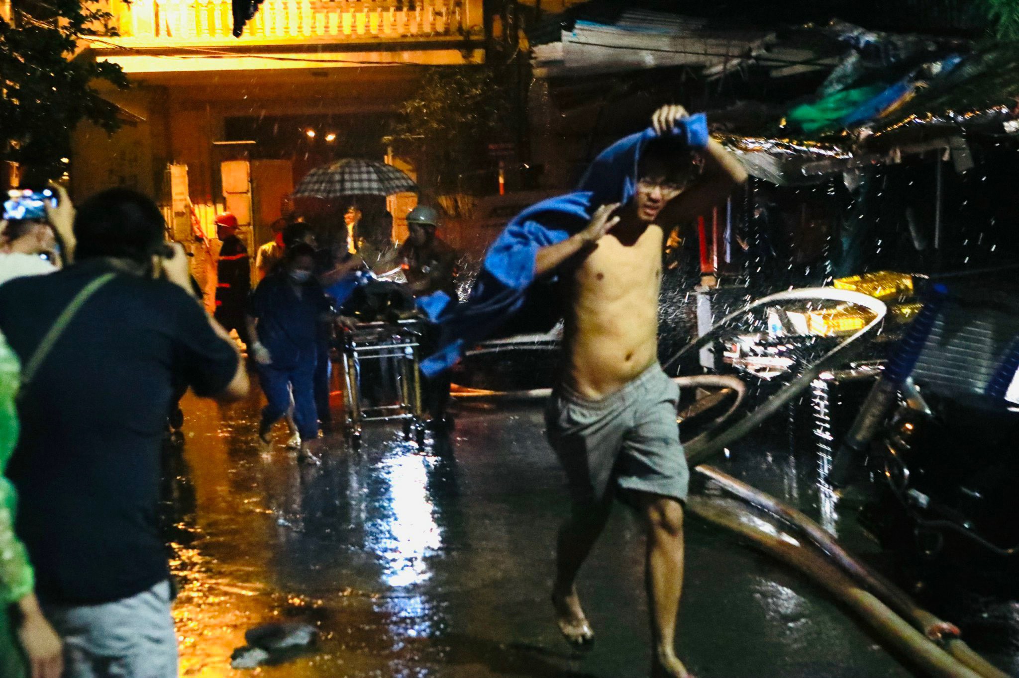 View - Cảnh sát trắng đêm, kiệt sức cứu người trong vụ cháy chung cư mini ở Hà Nội