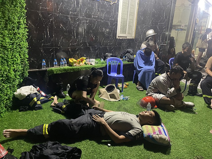 View - Cảnh sát trắng đêm, kiệt sức cứu người trong vụ cháy chung cư mini ở Hà Nội