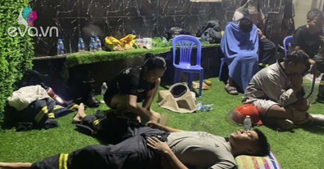 Cảnh sát trắng đêm, kiệt sức cứu người trong vụ cháy chung cư mini ở Hà Nội - 13