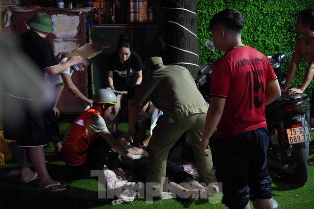 Các nạn nhân được sơ cứu sau khi thoát khỏi căn nhà cháy.