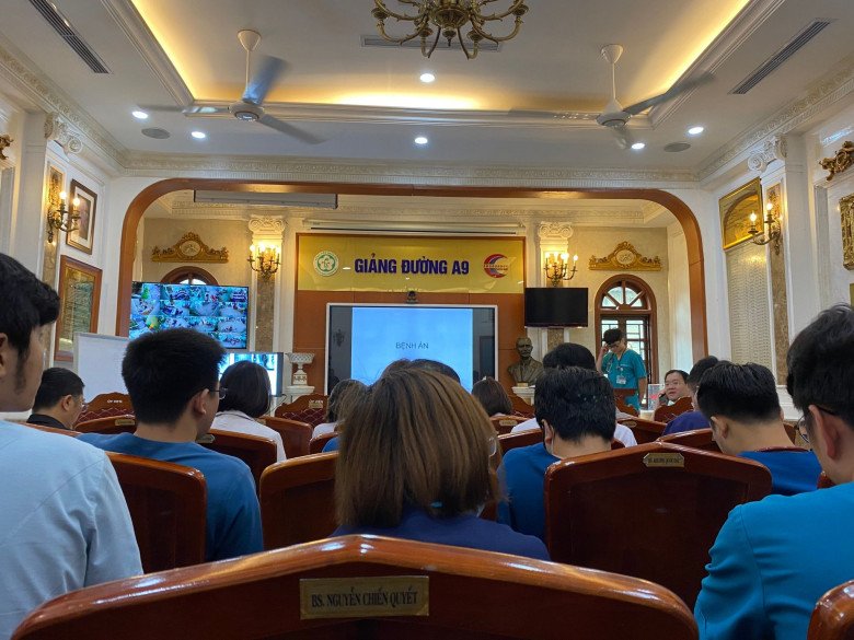Sáng 13/9, các bác sĩ BV Bạch Mai tiến hành hội chẩn toàn viện cho các nạn nhân trong vụ cháy ở Khương Hạ, dưới sự chủ trì của giám đốc bệnh viện Đào Xuân Cơ.