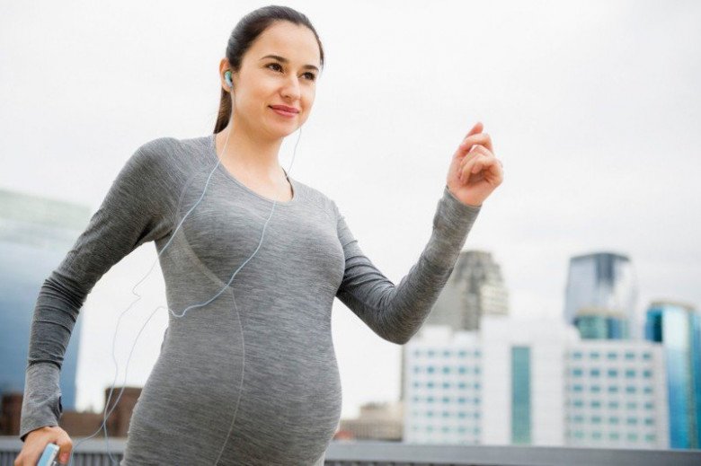 Bà bầu có thể nghe một vài bản nhạc nhẹ nhàng khi đi bộ để thư giãn tinh thần. (Ảnh minh họa)