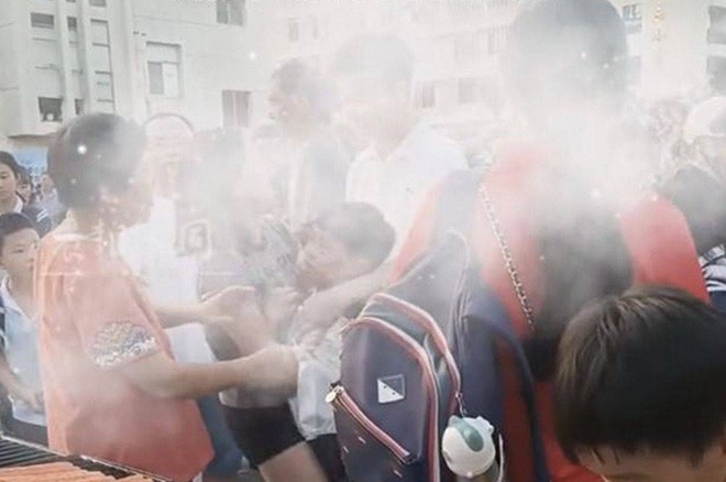 Nhiều người xung quanh đã chạy vào khuyên bảo khi thấy đứa trẻ khóc và sợ hãi