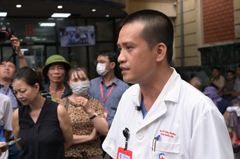 Bác sĩ Vũ Hoàng Phương thông tin về tình hình các bệnh nhân đang điều trị tại BV Đại học Y Hà Nội.