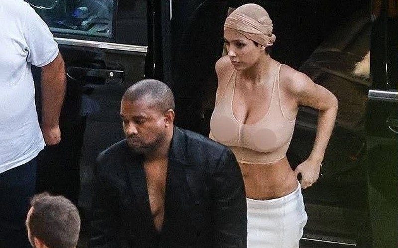 Nếu như Kim Kardashian đã có phong cách ăn mặc "nóng mắt" với các thiết kế bó chẽn thì Bianca Censori lại là 1 khái niệm áp đảo hoàn toàn.
