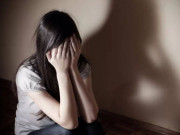 Làm mẹ - Con gái dậy thì cứ thay quần áo là vào phòng khóa cửa, một lần nhìn lén vợ òa khóc gọi chồng